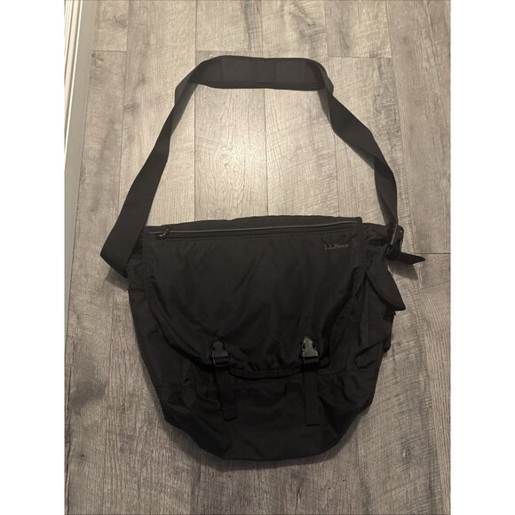 LL Bean Messenger Bag Mens Nylon Black Flap Laptop Carrying Buckle Travel LARGE - Picture 1 of 12